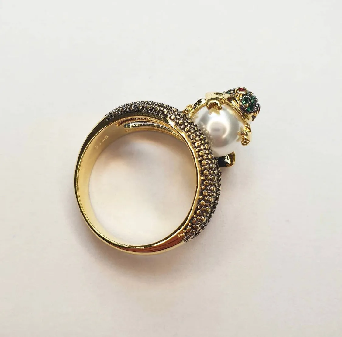Frog on a pearl Ring