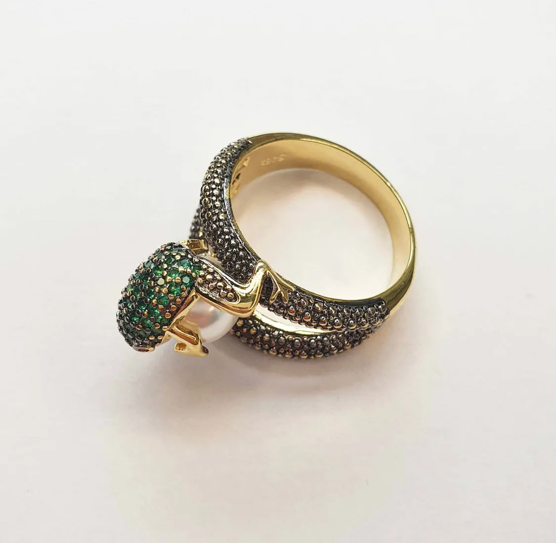 Frog on a pearl Ring