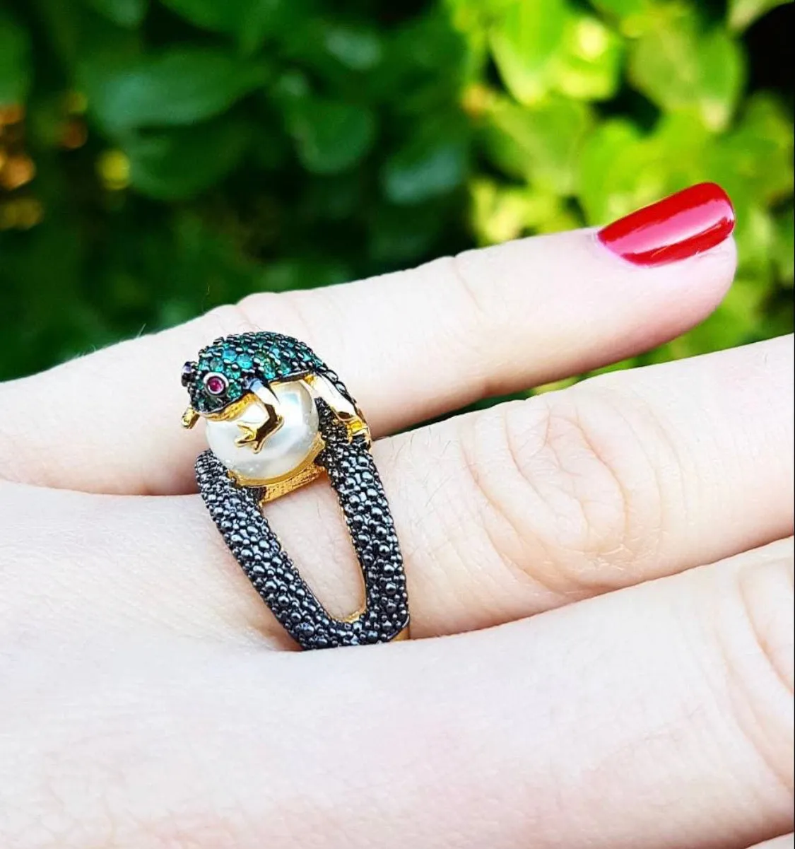 Frog on a pearl Ring